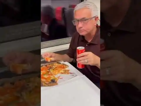 VIDEO | #Mourinho festeggia con la #pizza la vittoria della #Roma