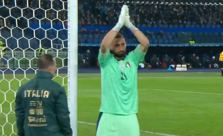 Italia-Svizzera, Donnarumma sotto la Curva Sud. Quello che succede è strepitoso