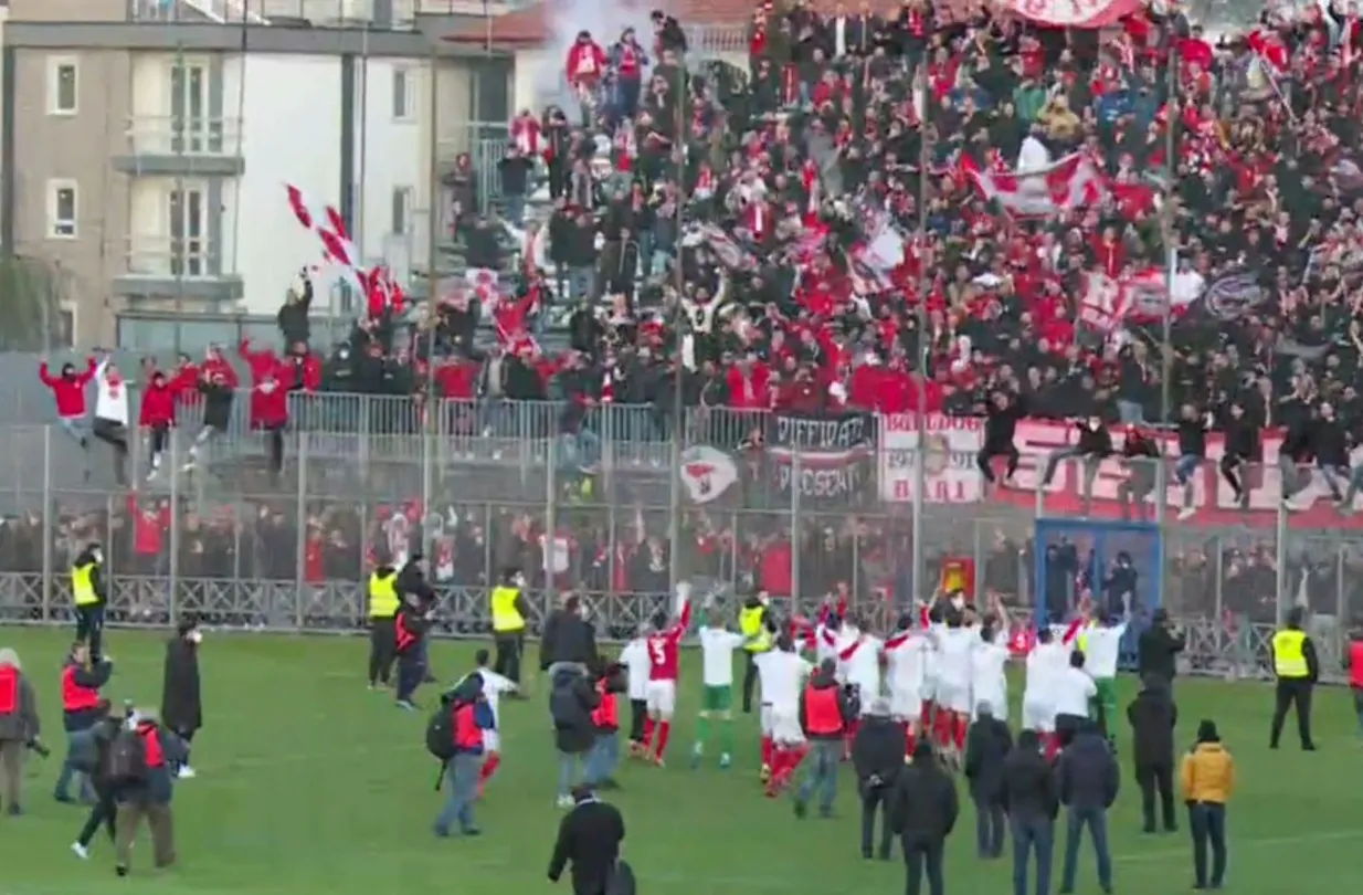 Gioia Bari, battuto il Latina 1-0: club e tifosi festeggiano la promozione in Serie B