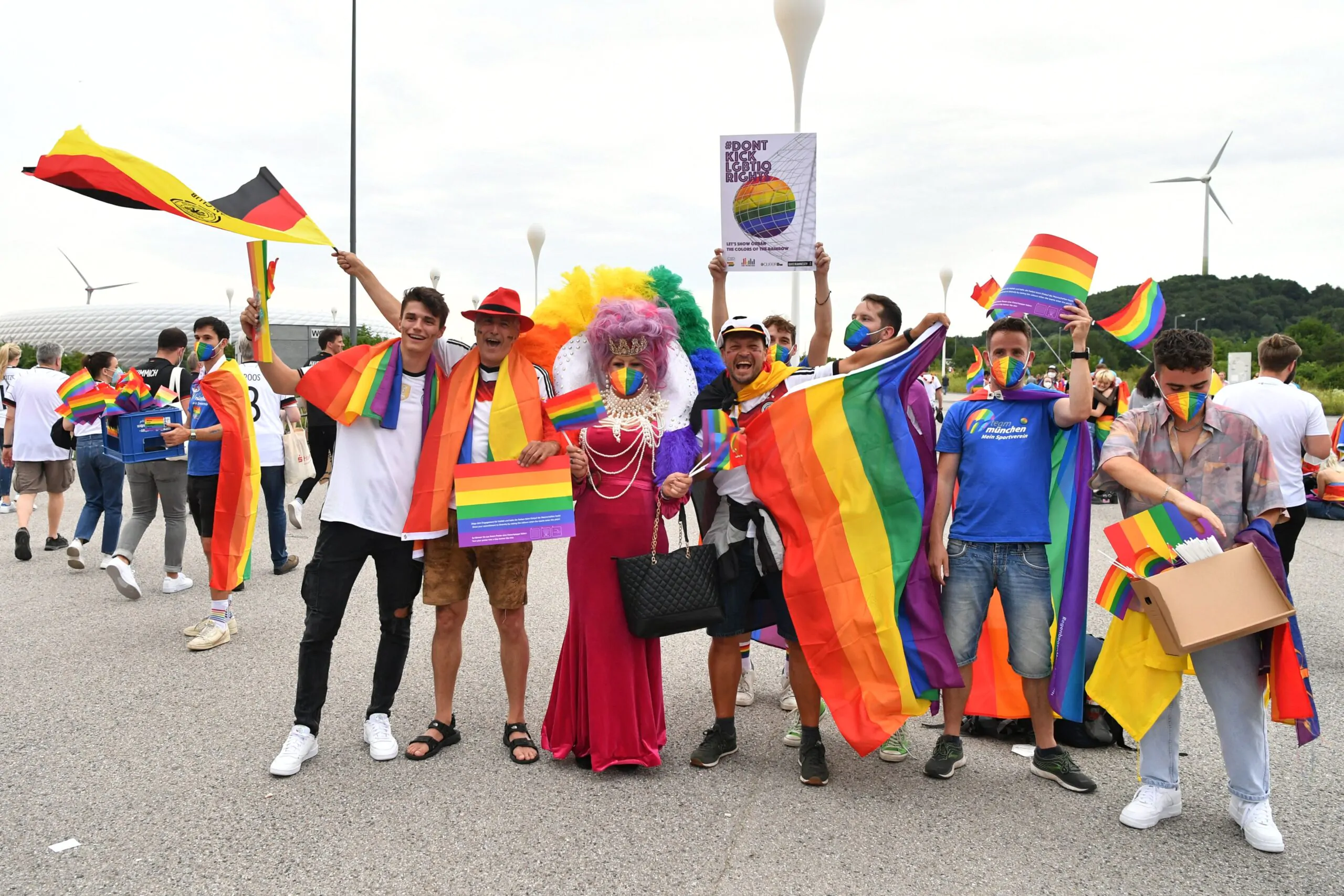 L’annuncio shock dal Qatar: “Chi sventolerà bandiere LGBT correrà un bel rischio”