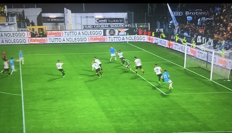 Striscione per il gol di Acerbi: tifosi della Lazio sbeffeggiano la Roma! (FOTO)