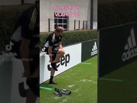 VIDEO | #allegri sfida #vlahovic a piedi nudi 😅 #juventus #juve #seriea