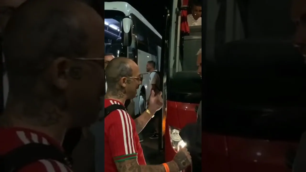 VIDEO | MOURINHO RICEVE IL DISCO DI PLATINO DI SHAKERANDO 😂