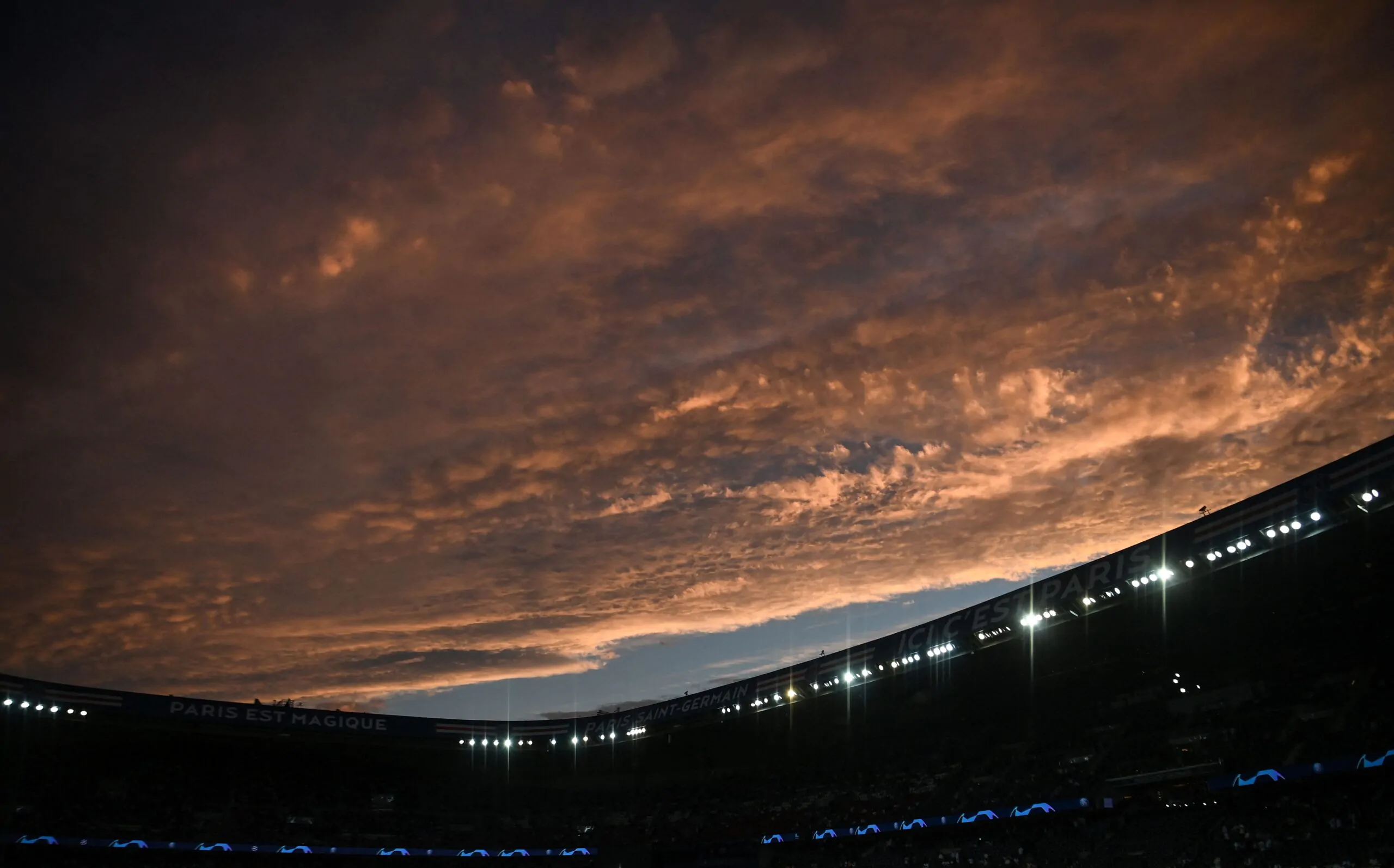 Grave episodio contro i tifosi della Juventus: è successo all’esterno dello stadio del PSG!