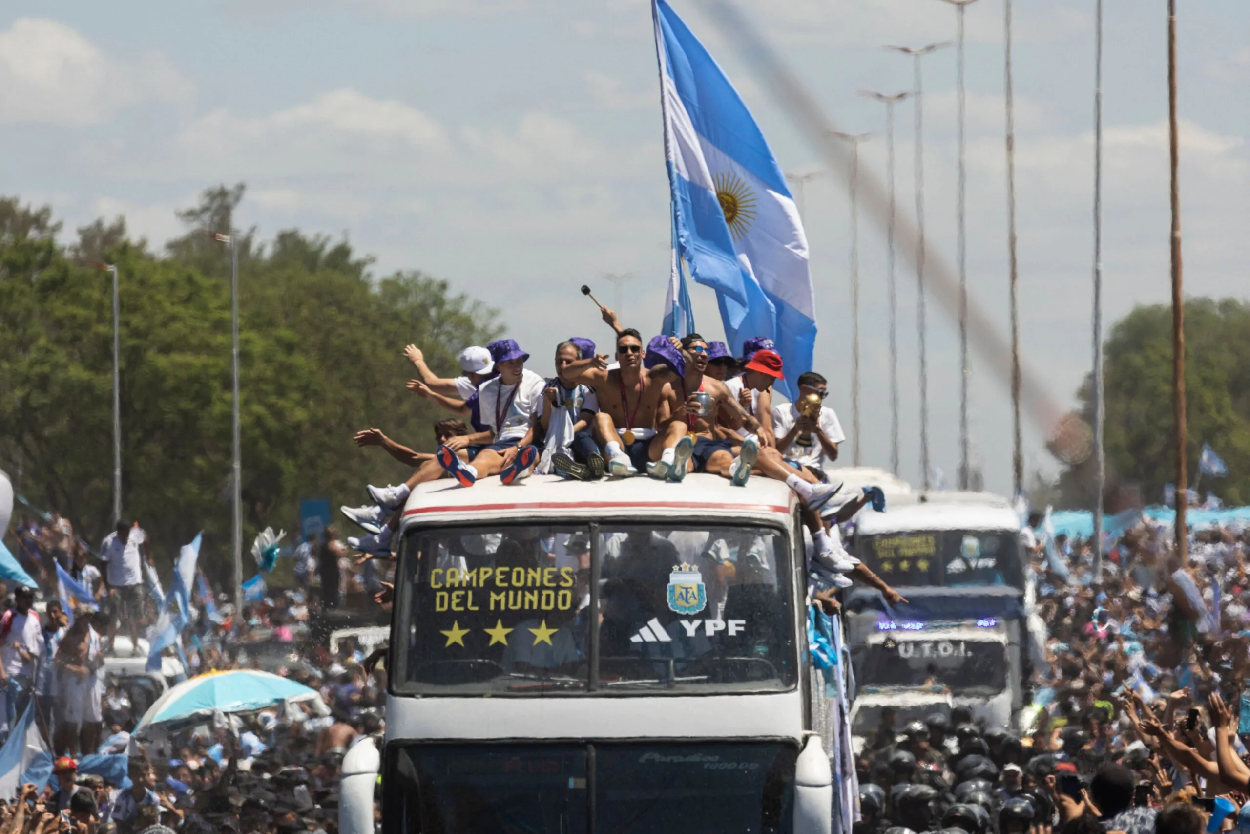 Argentina, la folla blocca il bus e la festa prosegue in elicottero!