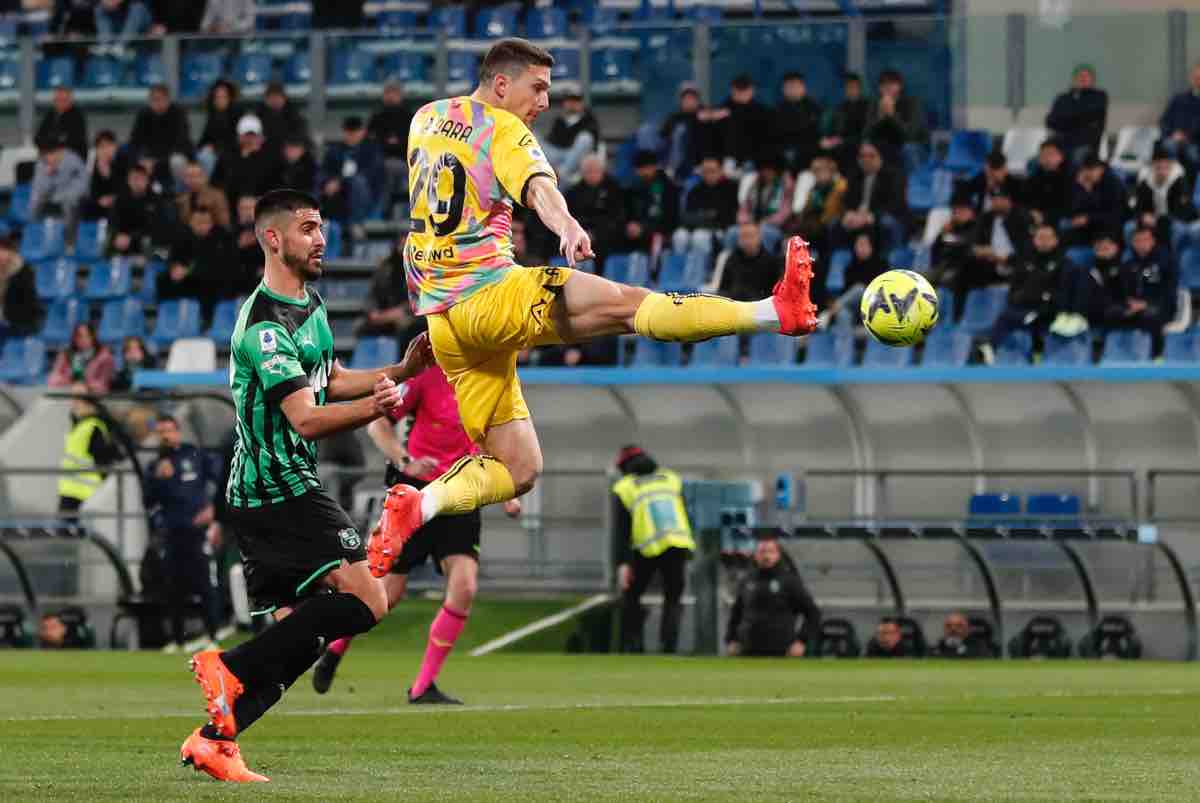 Mattia Caldara in azione con la maglia dello Spezia