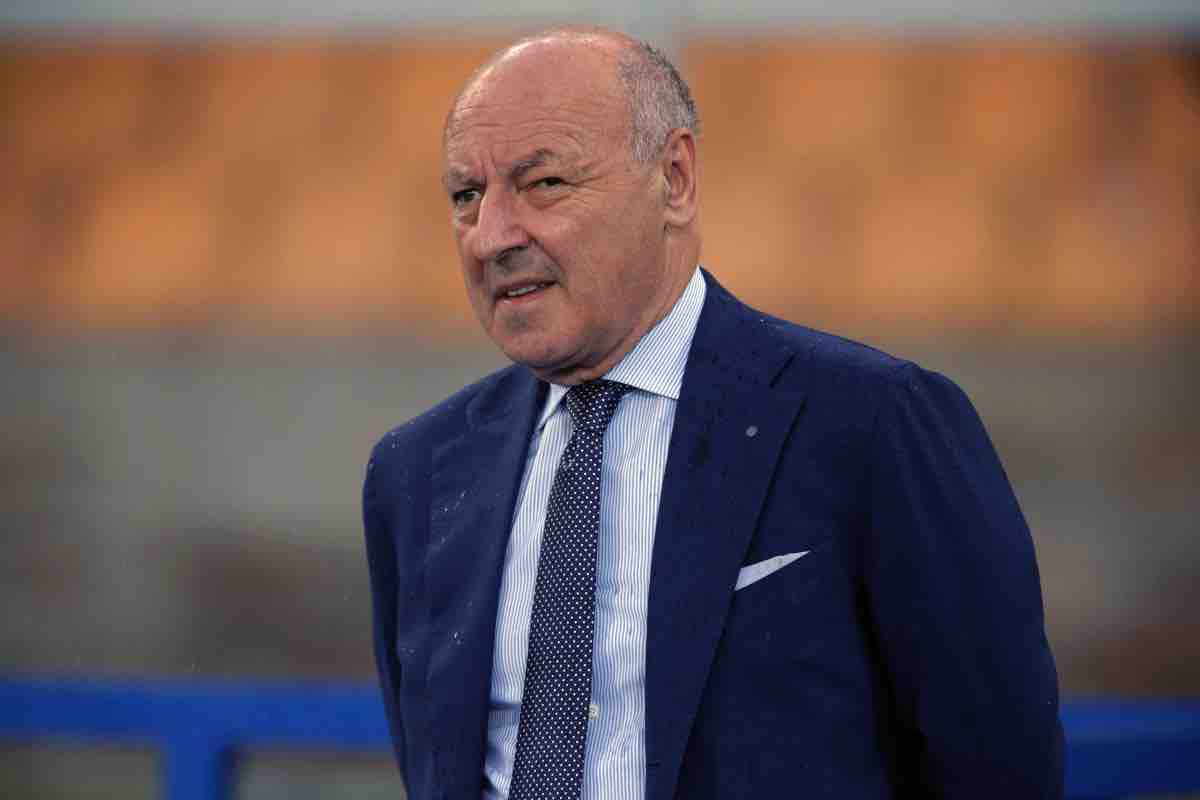 Giuseppe Marotta pensieroso in campo