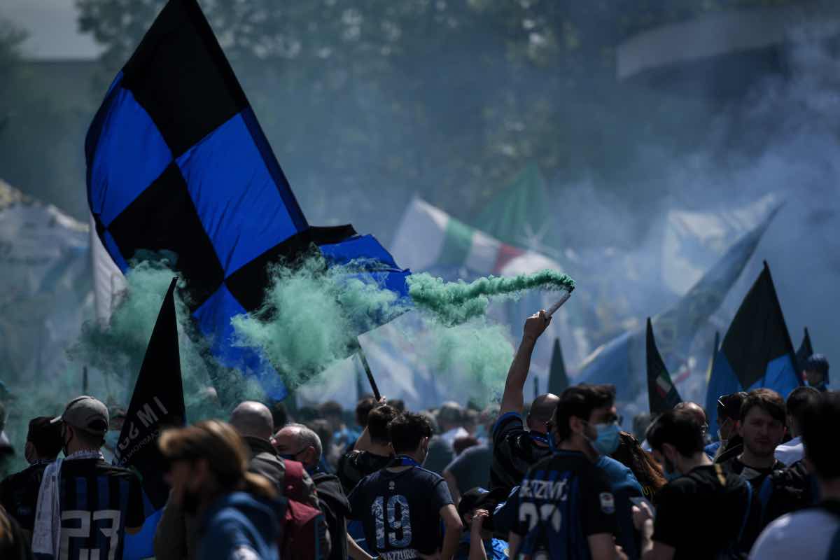 I tifosi dell'Inter esultano per l'arrivo dal PSG
