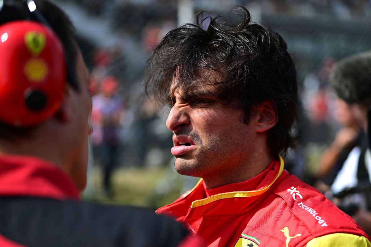 Sainz, gesto da eroe: dalla corsa in pista a quella in strada