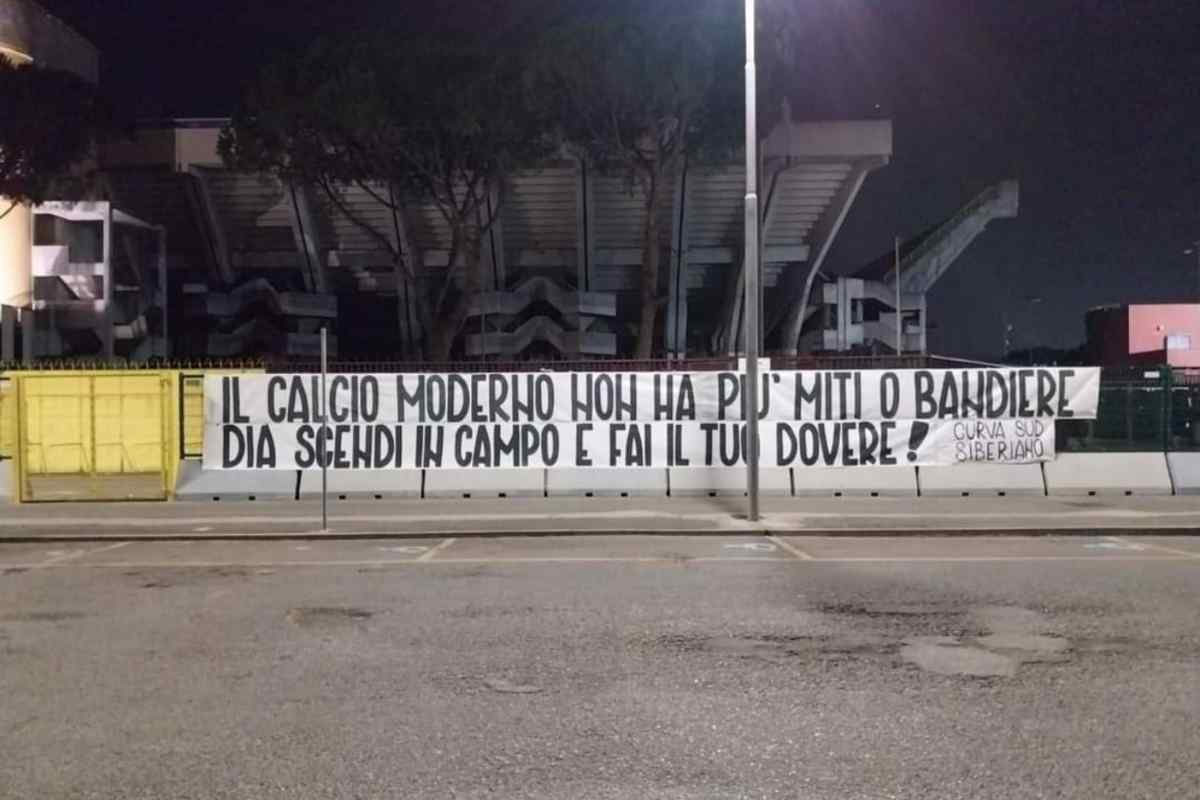 Duro striscione: nel mirino c'è il giocatore