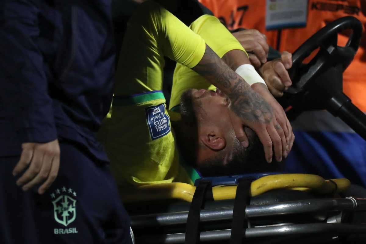 Infortunio per Neymar: rottura del legamento crociato