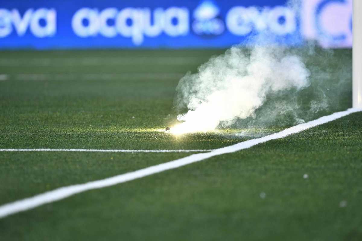 L'esplosione di petardi causa l'interruzione del match: l'accaduto