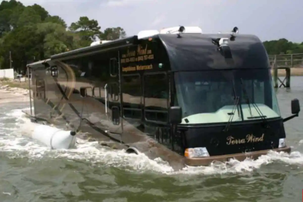 Camper Anfibio che va sia in strada che in acqua