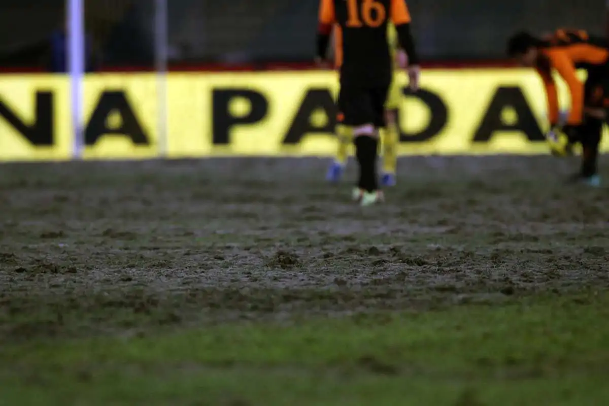 Entra in campo ed aggredisce un calciatore