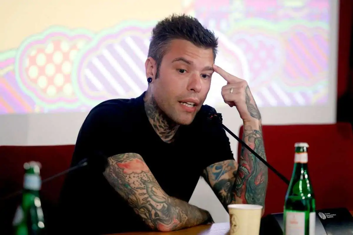 Incredibile gaffe di Fedez: c'entra il mondo del calcio