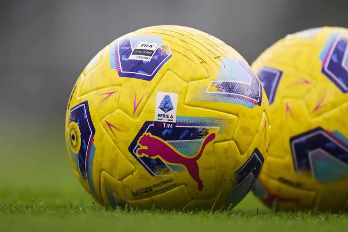 Pallone della Serie A in campo