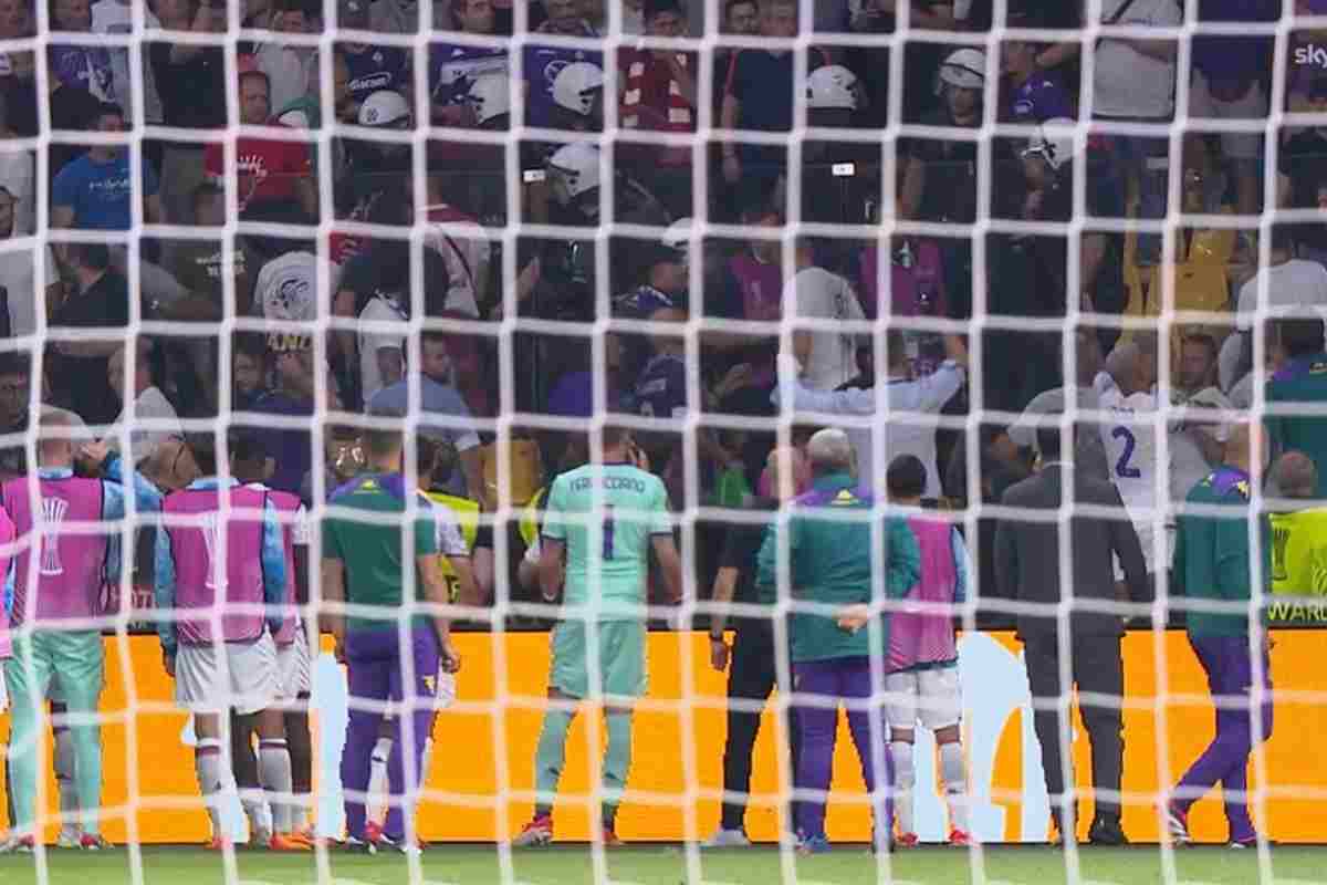 Olympiacos-Fiorentina, scontro tra i tifosi alla fine del primo tempo: l'accaduto