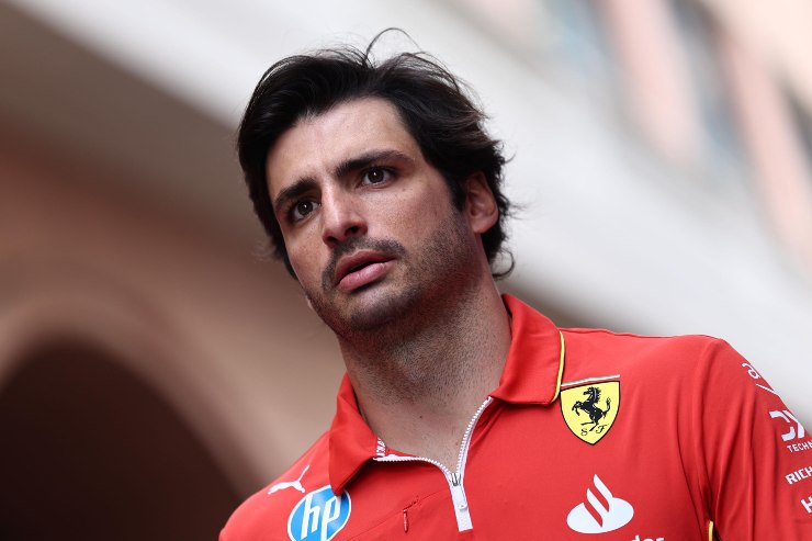 Sainz saluta la Ferrari