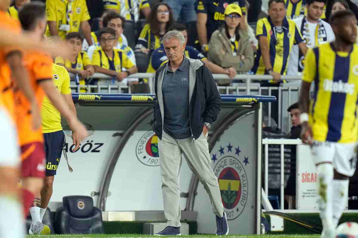 Mourinho, un disastro anche in Turchia: Derby perso e sfottò