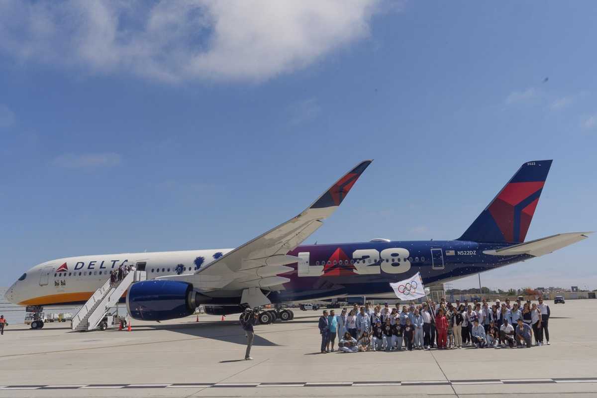 "Niente cibo e letti", ma non solo: paura in aeroporto per la squadra