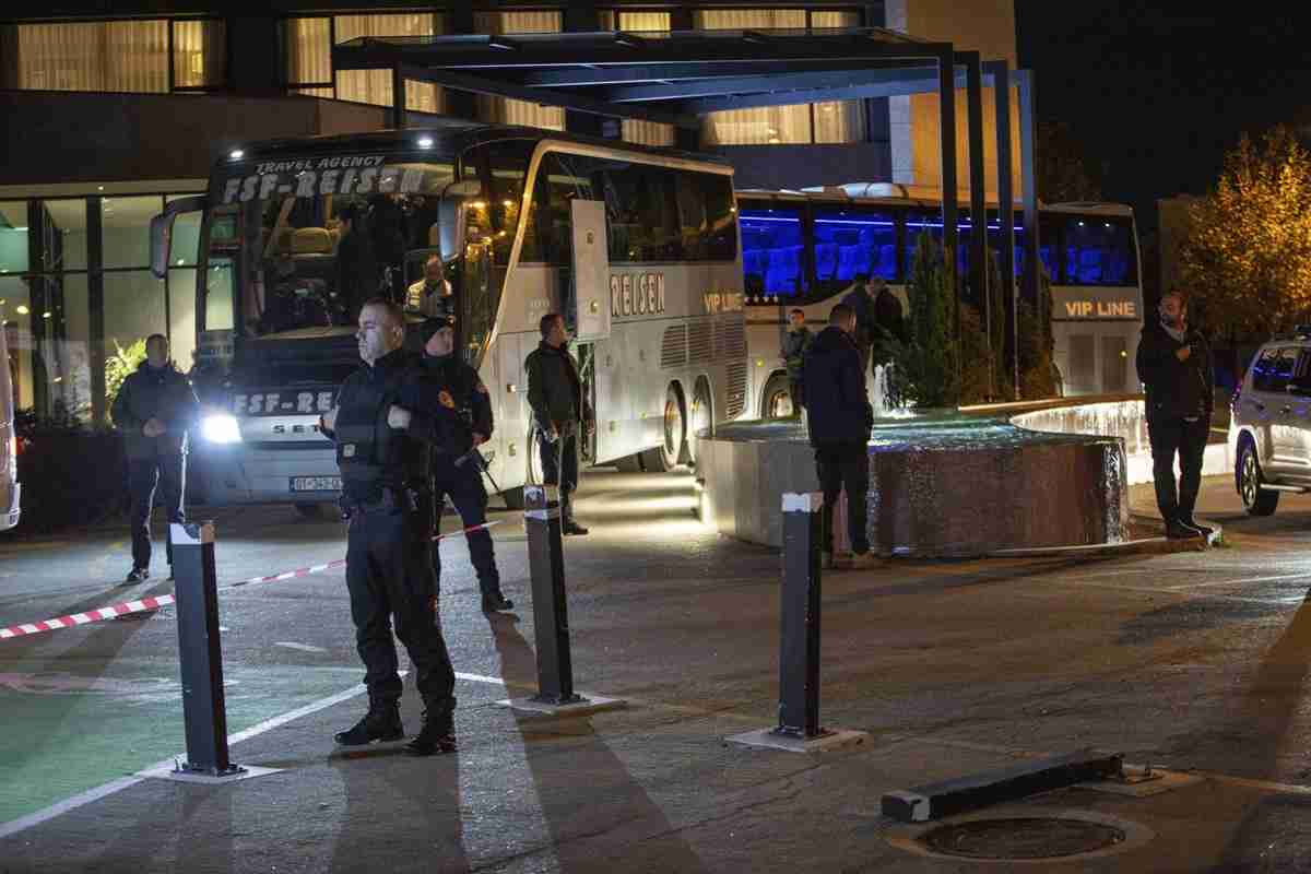 "Niente cibo e letti", ma non solo: paura in aeroporto per la squadra