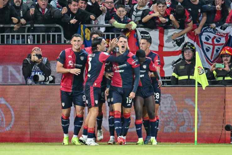 L'esultanza dei giocatori del Cagliari per il gol di Zortea contro il Milan