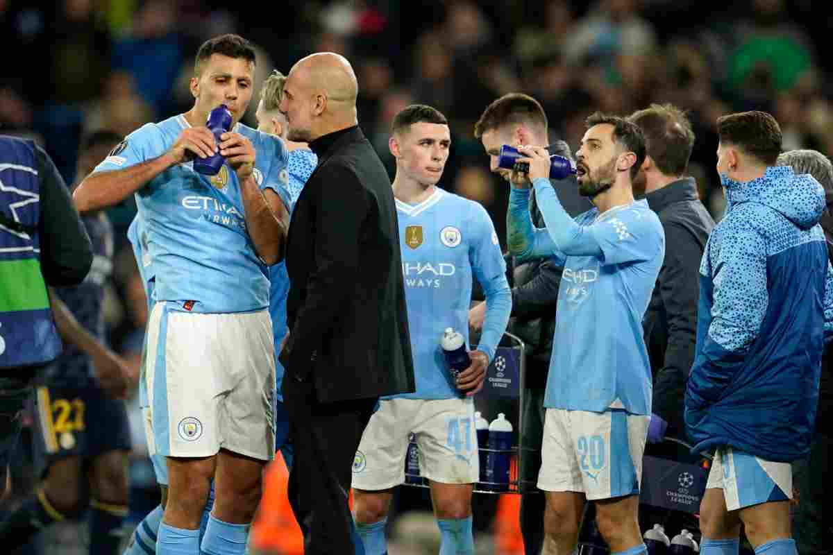 Guardiola con i giocatori del Manchester City 