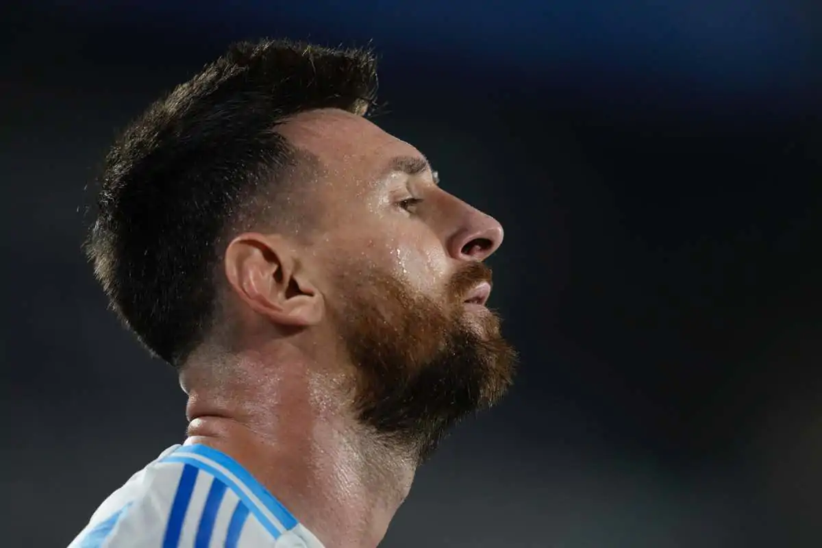 Argentina-Perù, durissimo attacco al Lionel Messi: “Non lo puoi toccare con un dito"