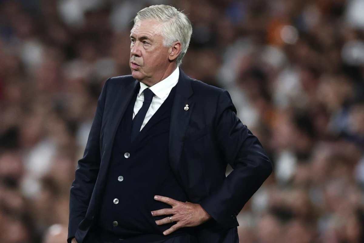 Ancelotti serio davanti alla panchina