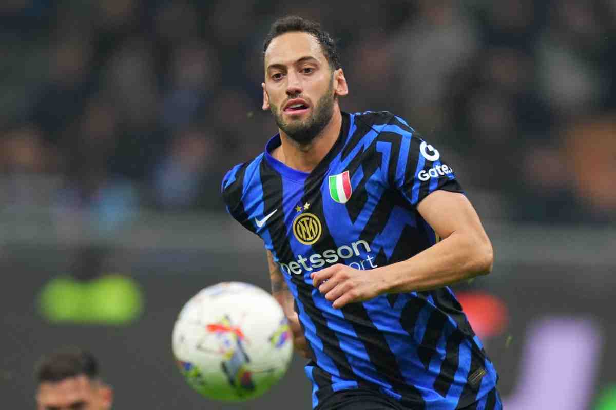 Calhanoglu insegue la palla