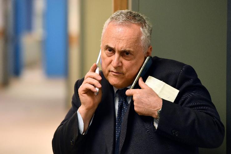 Claudio Lotito  al telefono