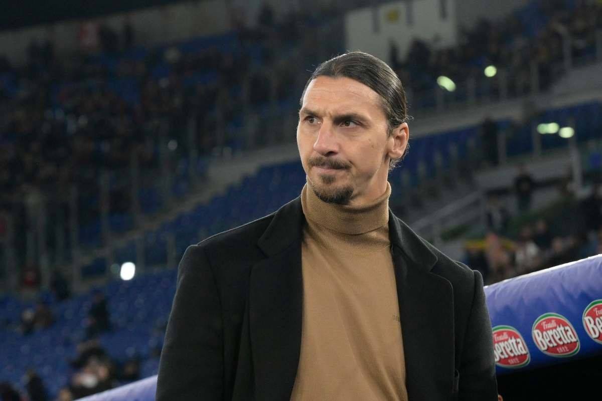 Zlatan Ibrahimovic osserva il campo di calcio