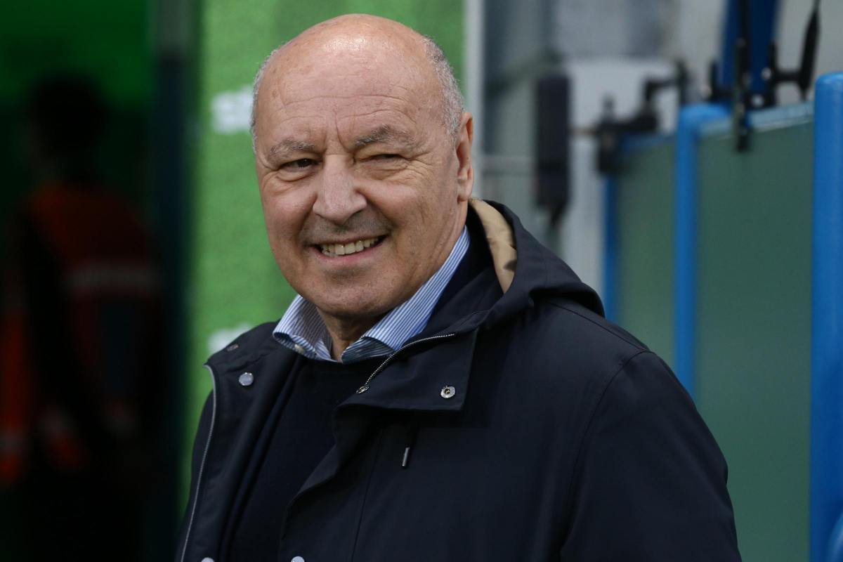 Beppe Marotta sorride a bordo campo