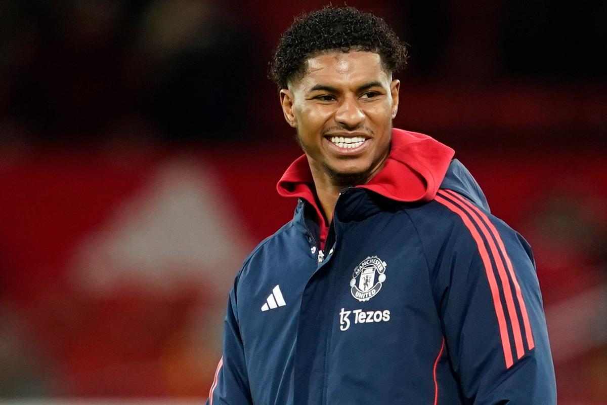 Marcus Rashford con la tuta del Manchester United