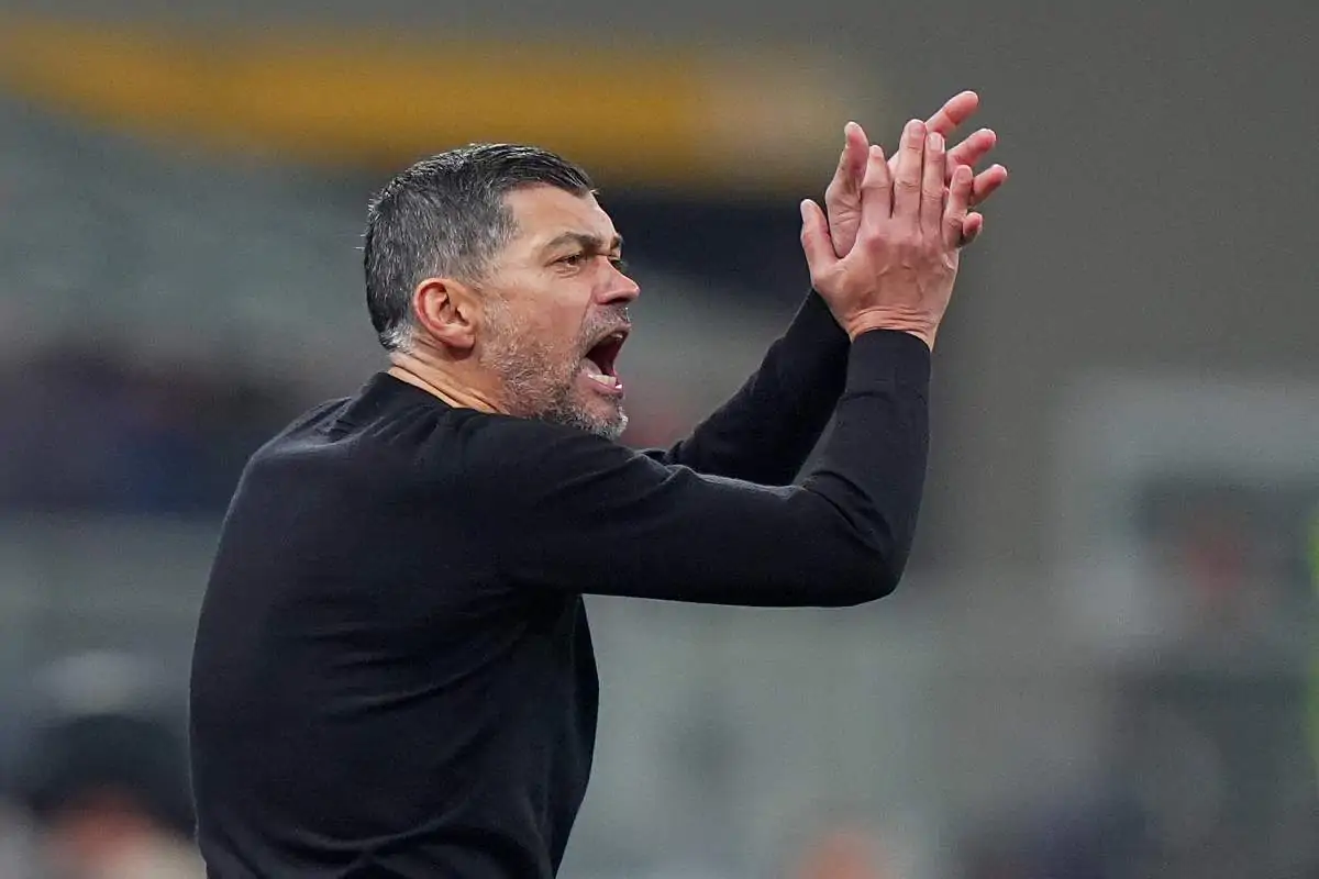 Sergio Conceicao applaude a bordo campo