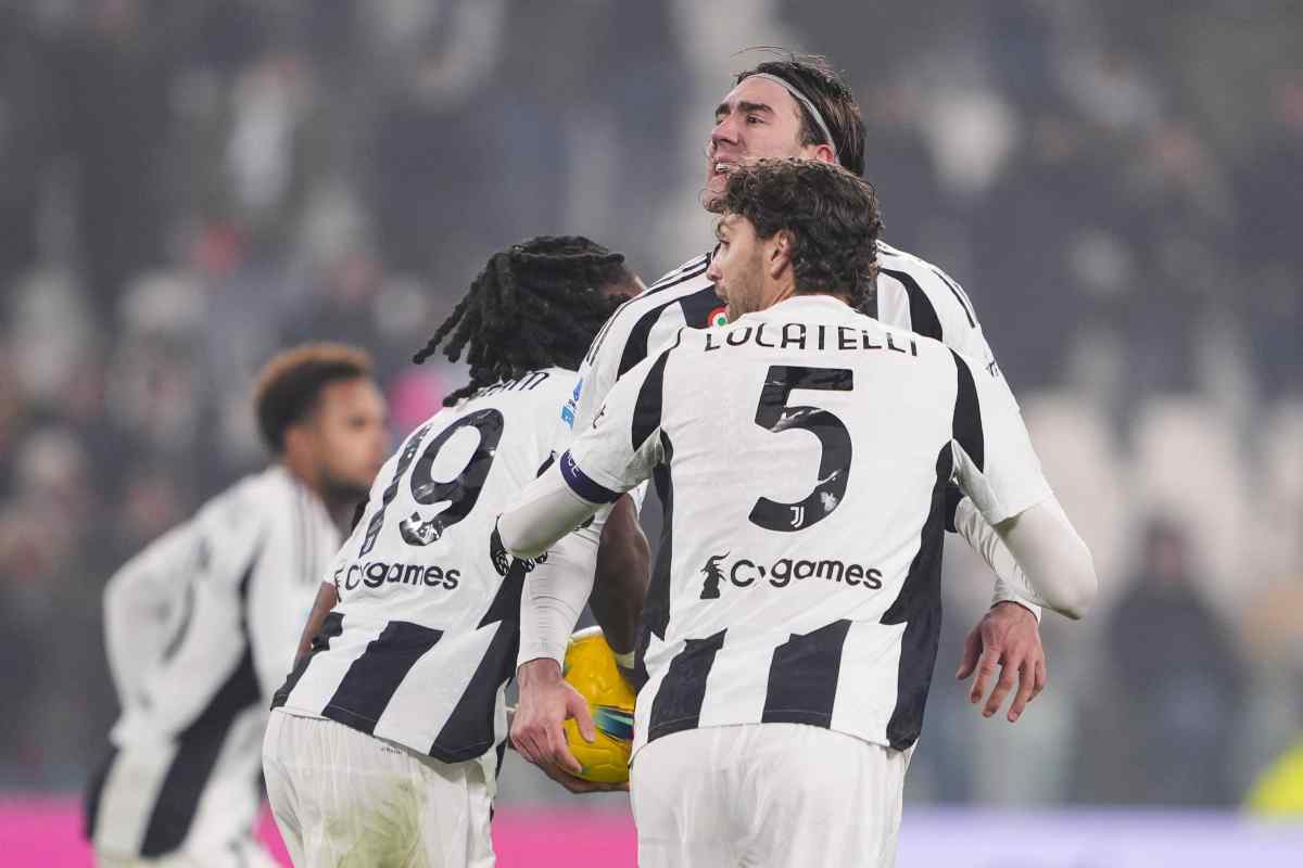 Vlahovic e altri giocatori della Juventus esultano con rabbia