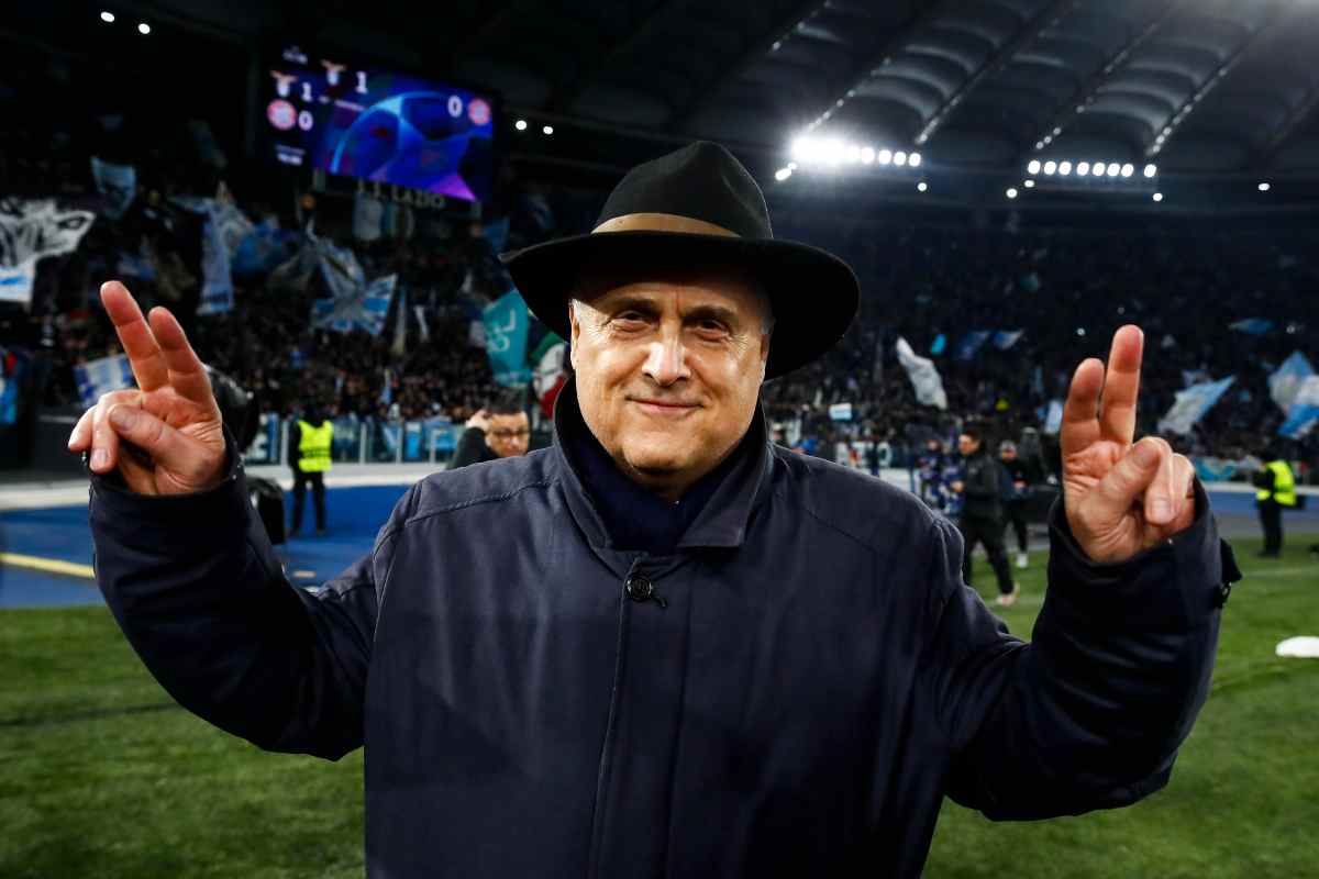 Lotito festeggia dopo una vittoria della Lazio davanti la Curva Nord