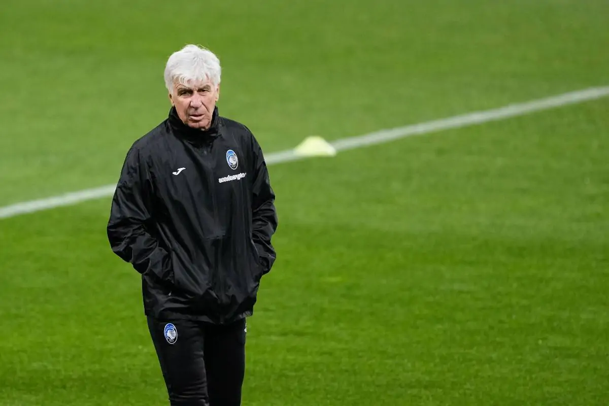 Gian Piero Gasperini passeggia sul campo