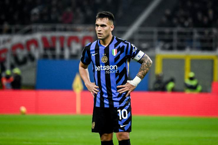 Lautaro Martinez mani ai fianchi