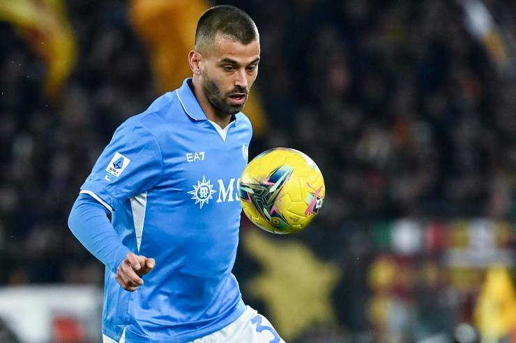 Leonardo Spinazzola controlla il pallone