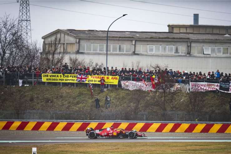 Lewis Hamilton in pista con la Ferrari