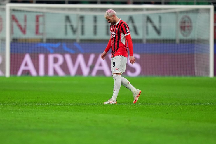 Theo Hernandez cammina a testa bassa