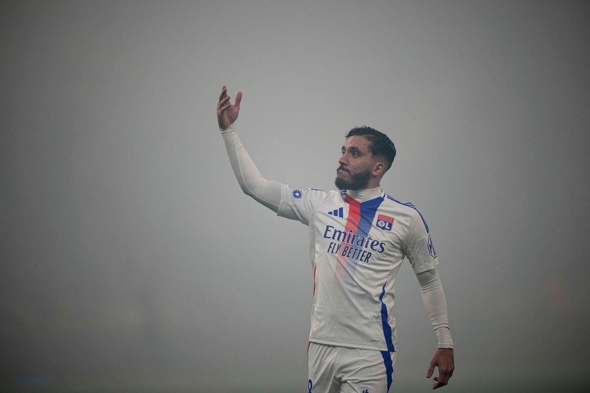 Cherki in maglia Olympique Lione tra la nebbia