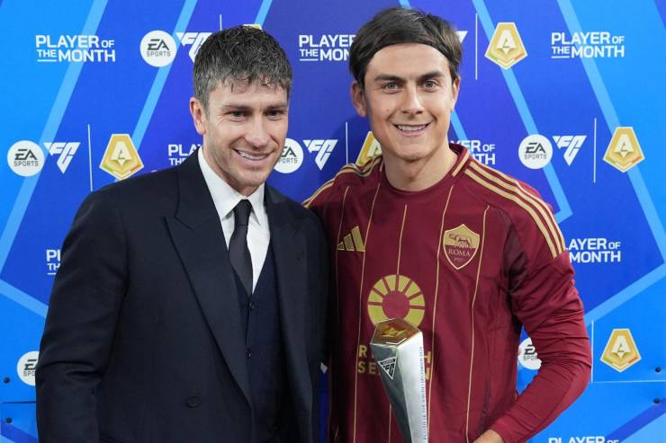 Ghisolfi e Dybala sorridente dopo il premio di player of the month