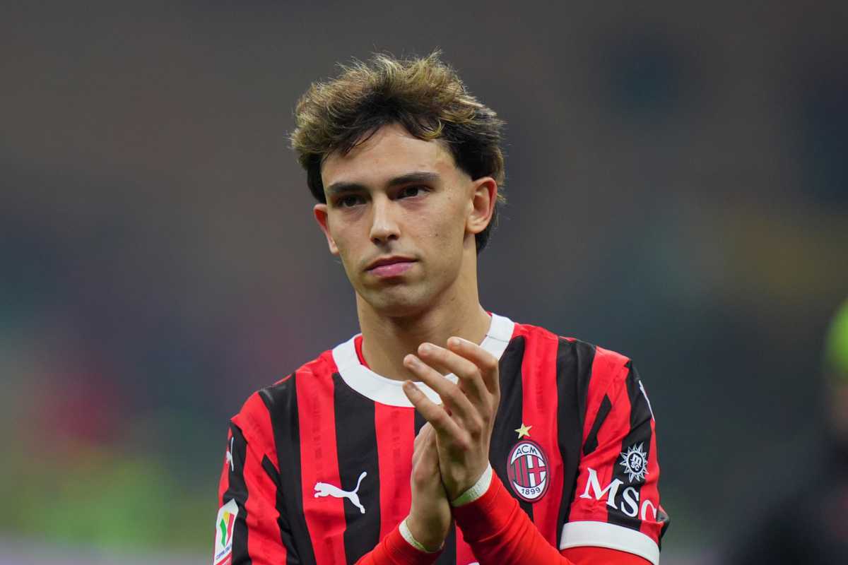 Joao Felix applaude