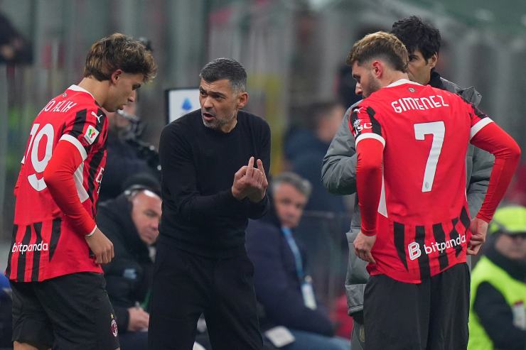 Joao Felix e Gimenez ricevono indicazioni a bordocampo da Conceiçao prima di entrare