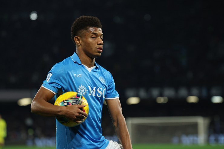 Neres si tocca la gamba sinistra e abbraccia il pallone con la maglia del Napoli