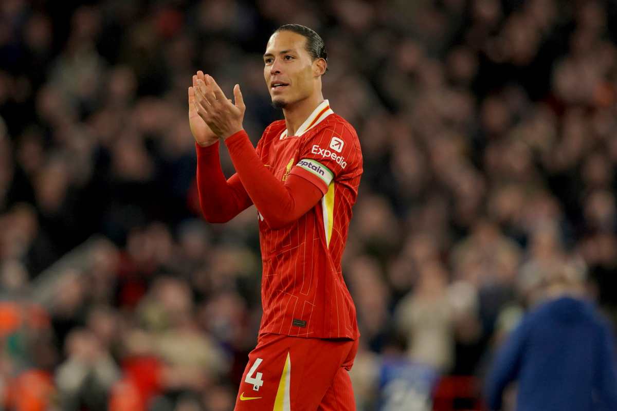 Van Dijk in campo con il Liverpool